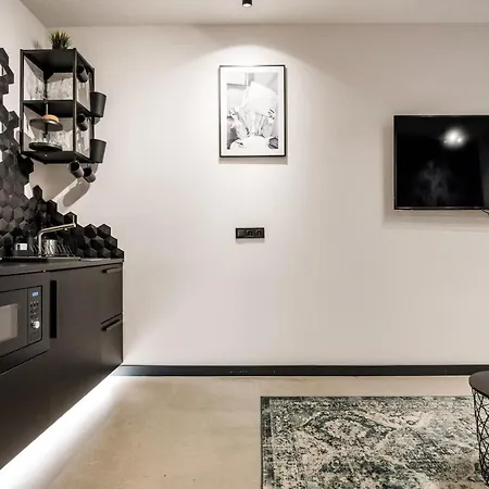 Krane O Utca Apartment *